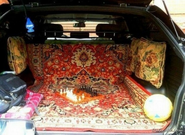 В остановленном автомобиле в Закарпатье полицейские обнаружили 12 цыган