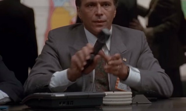 Нелепые моменты и киноляпы в фильме "В осаде", которые многие не заметили