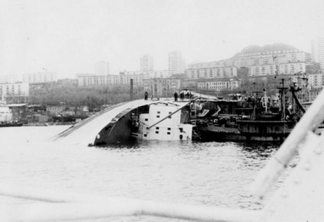Плавучий кран перевернулся в Южной бухте Севастополя на территории морского завода