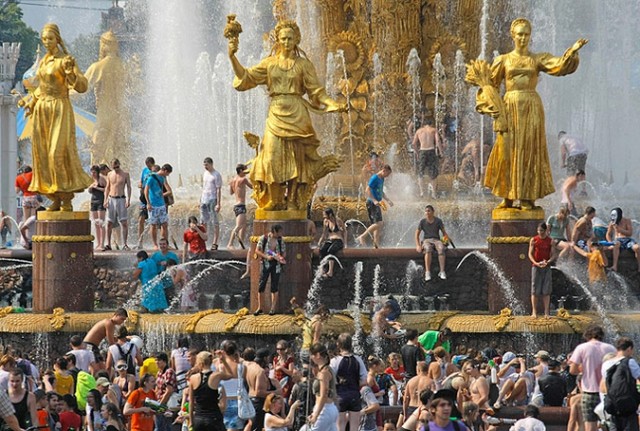 Водяной флешмоб на ВДНХ становится уже правилом