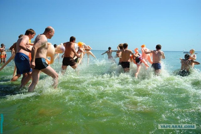 Взял у папы надувной матрас поплавать