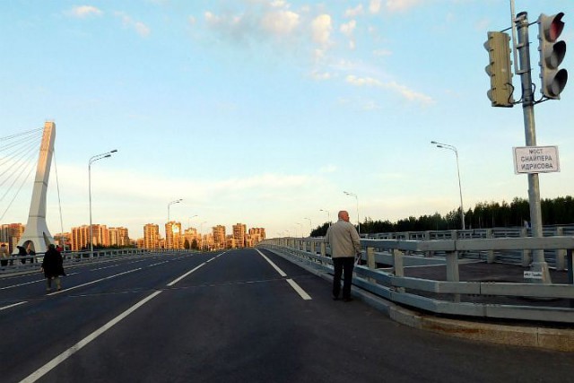 Мост Кадырова "переименовали" и замазывают граффити Юрию Буданову