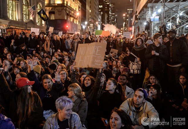 Тысячи человек приняли участие в акциях протеста против Трампа в США