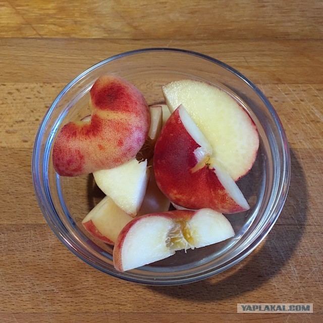 Куриное филе с голубым сыром с персиком и салатом