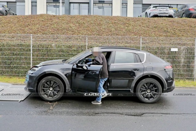 Появились фото прототипа электрического Porsche Cayenne, который выйдет в 2026 году