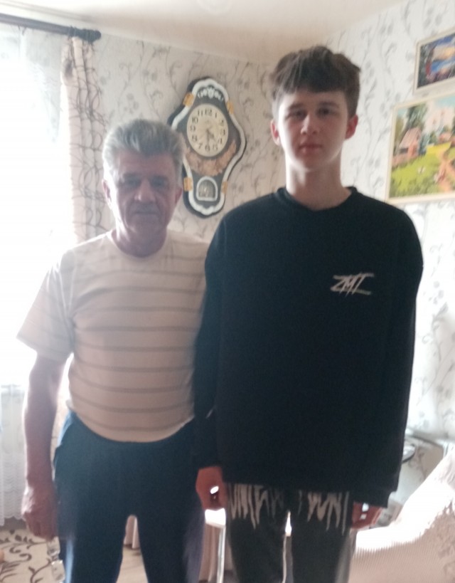 Две фотографии