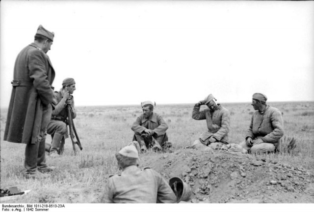1942 год в 60 фотографиях