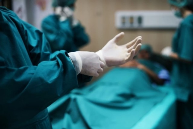 Военный медик вживлял осколки боеприпасов военнослужащим для имитации боевых ранений.