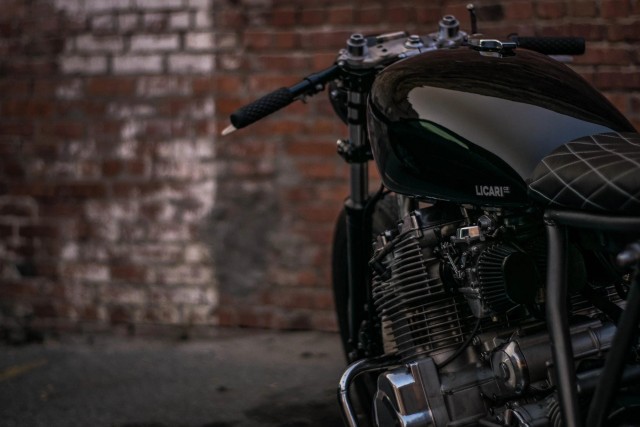 Черный как ночь: уникальный кастом Yamaha XS1100 поражает деталями — как создавался проект