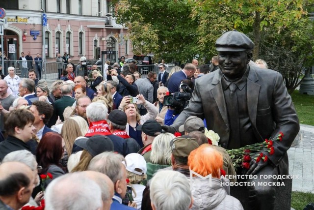 В Большом Сухаревском переулке открыли памятник бывшему мэру Москвы Юрию Лужкову