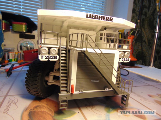 Mikromodellbau. Оживил стендовую модель бульдозера в масштабе 1/50.