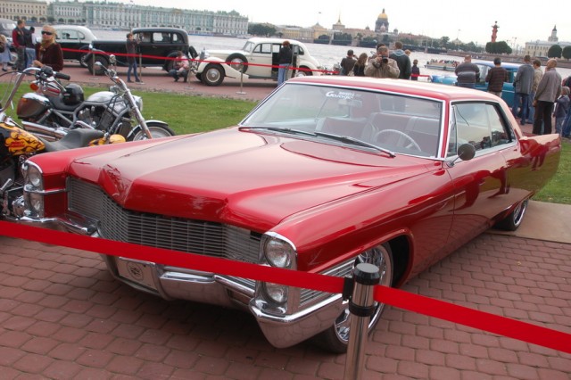 Авто Вернисаж на Неве.