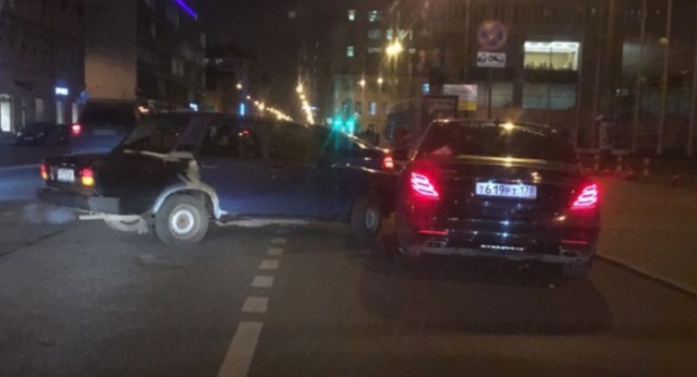 Парень на ВАЗе влетел в Rolls-Royce