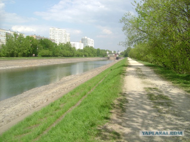 На дне. Когда в канале нет воды (Тушино - между 7 и 8 шлюзами)