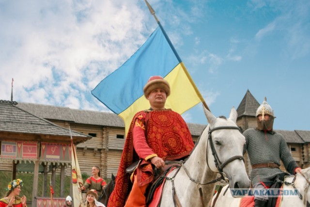 Поцеловать герб - преступление? Унижение другой страны?