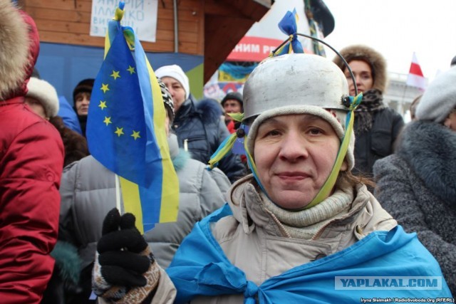 Пацан, 3 годика отроду, вот так решил поддержать день победы