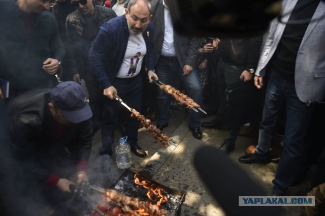 Протестующие разгромили офис фонда Сороса в центре Еревана
