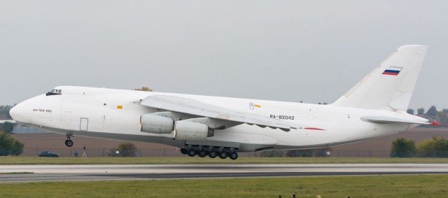 Грузовой самолёт Ан-124 «Руслан» выкатился за пределы полосы во время аварийной посадки в Новосибирске