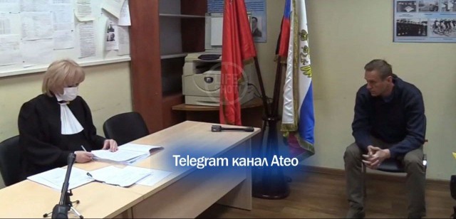 Суд над Навальным устроили прямо в отделе полиции. Адвоката уведомили об этом за несколько минут до заседания