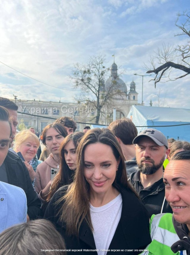 Ничего необычного, просто Анджелина Джоли пришла в кофейню во Львове