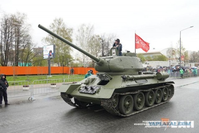 Торжественное шествие раритетной техники в День Победы прошло в Верхней Пышме. Фото