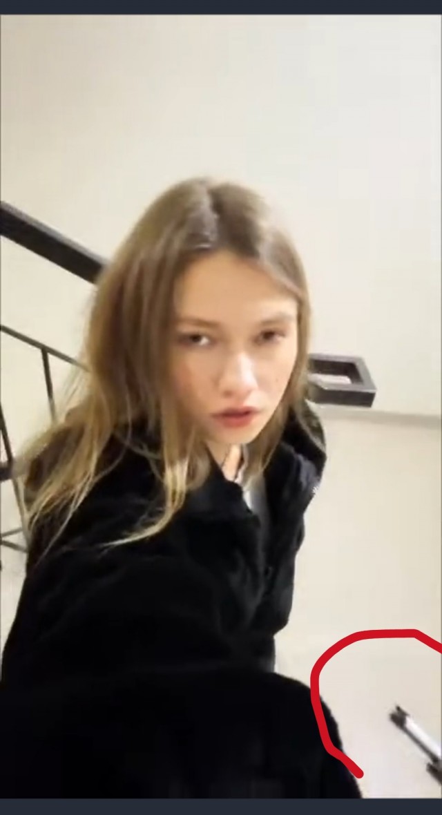 Поёт в парадном.