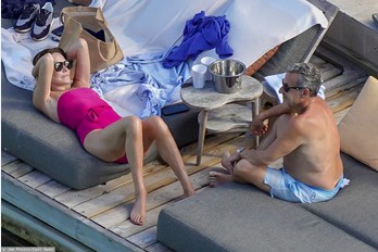 Николя Саркози вышел из тюрьмы и полетел отдыхать с Карлой Бруни на Карибские острова.