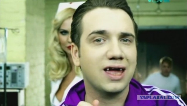 Bloodhound gang оскорбили флаг России