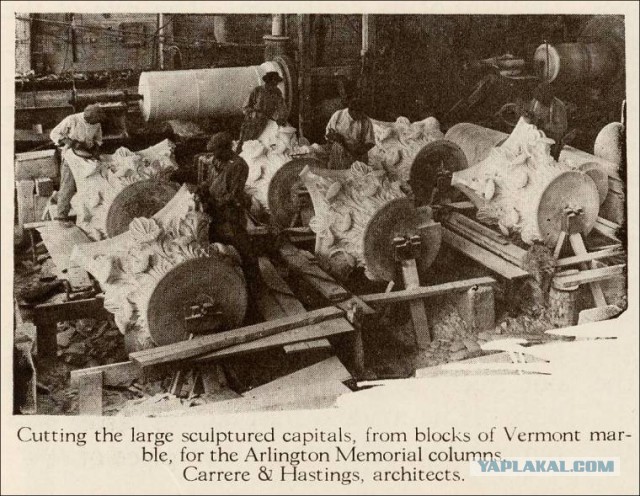 Поднятие Александровской колонны в 1832