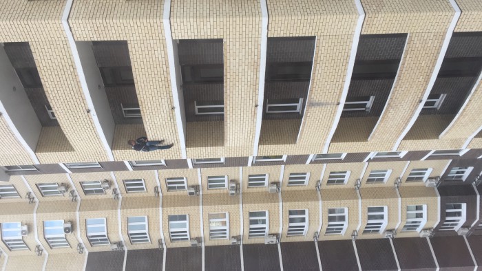 Избитый в день ВДВ в Парке Горького журналист НТВ выбросился с 11 этажа