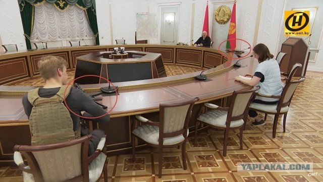 Лукашенко с автоматом. С кем воевать собрался?