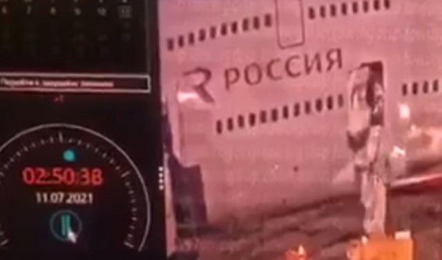 Спешившая в Анталию пассажирка сдала мужчину открывшего люк самолёта из-за жары