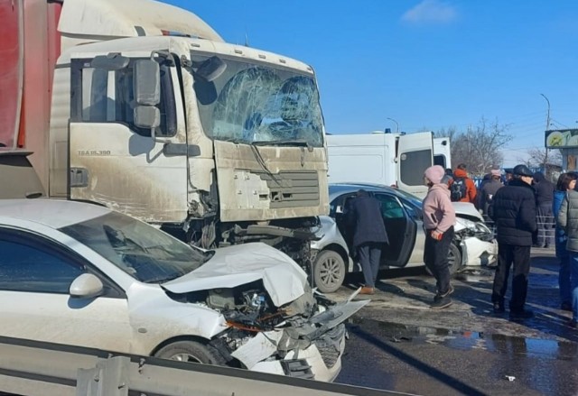 На трассе "Кавказ" в Минеральных Водах Ставропольского края водитель грузовика MAN протаранил 15 автомобилей
