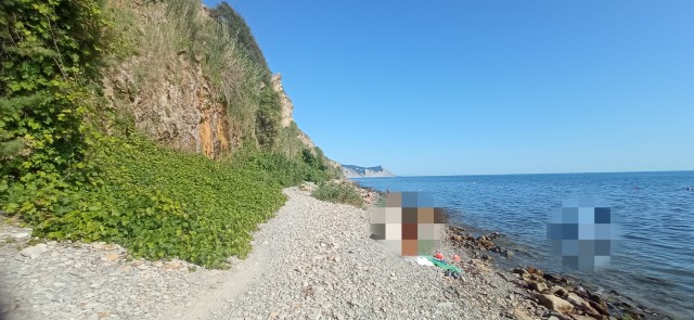 На пляжах Анапы закончились не только лежачие, но и сидячие места. Загорать там можно только стоя