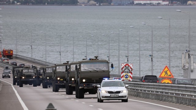 На Крымском мосту перекрыто движение и отключено освещение в связи с мерами безопасности из-за атаки украинских дронов.