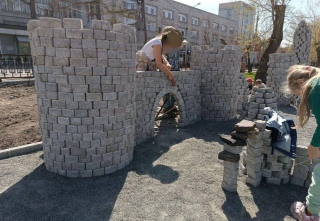 Крепость из тротуарной плитки вчера сложили дети в Первомайском сквере в Новосибирске