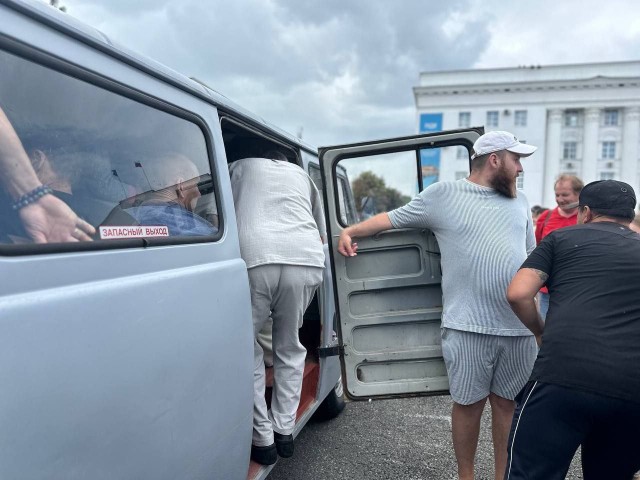 В России установлен рекорд по вместимости «Буханки» - в микроавтобусе УАЗ поместились 48 человек