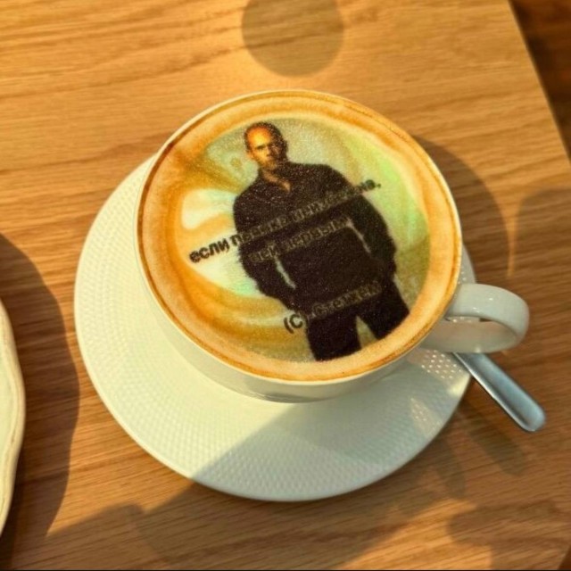 Москвичи пьют кофе с мемами и неприличными словами