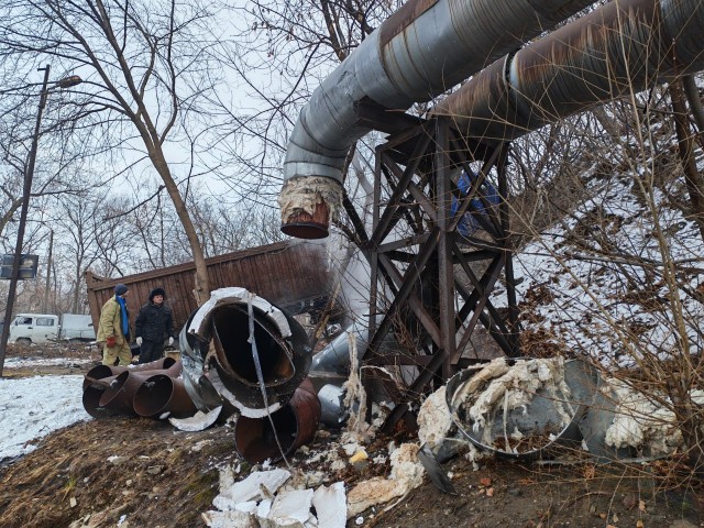 В Находке грузовик снёс магистральную теплотрассу, оставив без тепла 7 тысяч человек