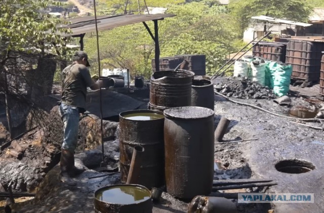 Уникальный индонезийский опыт нефтедобычи вручную...