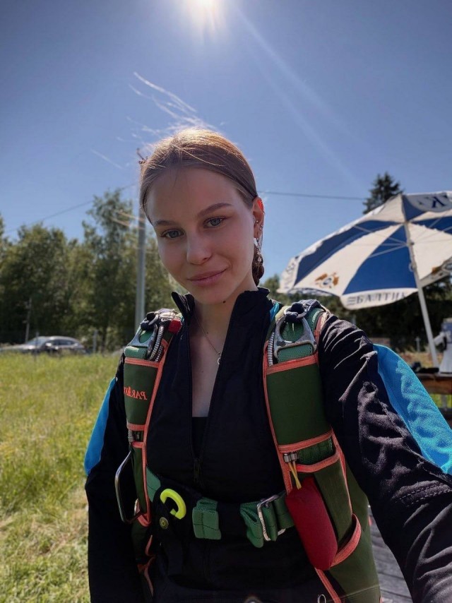 Парашютистка повредила шею при жёстком раскрытии купола в Вологодской области