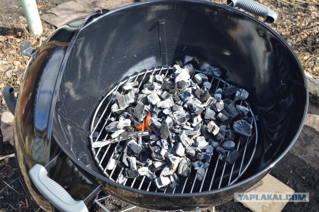 Копченые свиные ребрышки барбекю.