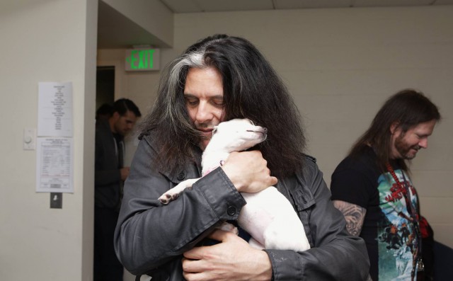Группы Slayer, Testament и Carcass посетили приют бездомных животных Motley Zoo Animal Rescue