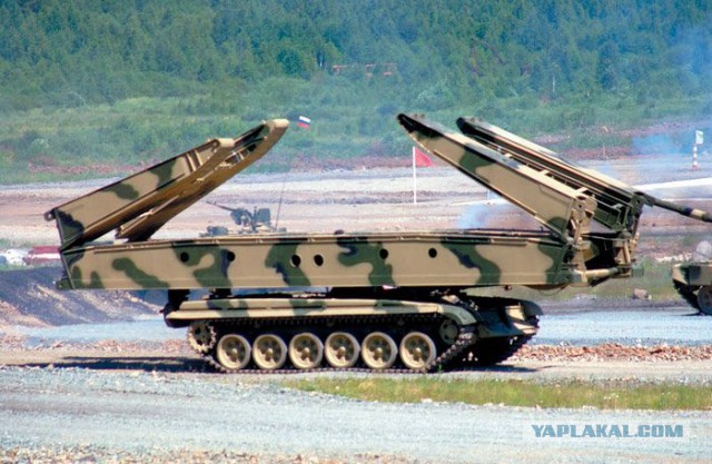 Инженерные войска в действии: быстрая сборка понтонного моста
