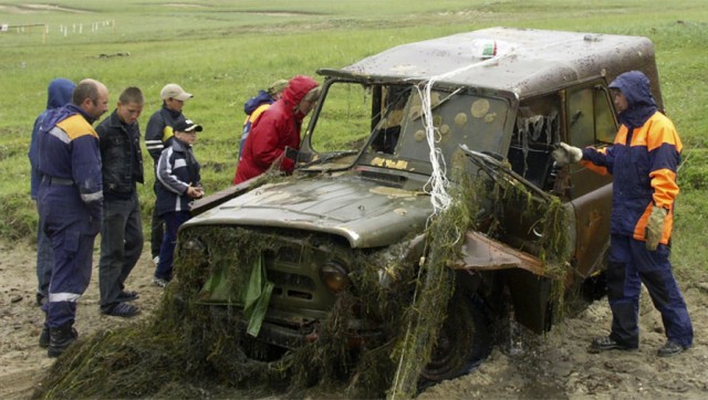 Водолазы подняли со дна Байкала 92 автомобиля и самолет.