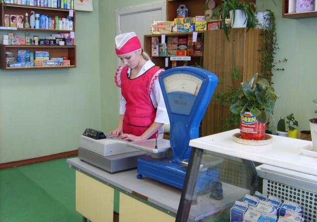 Заверните две! (Симпатичные работницы торговли)