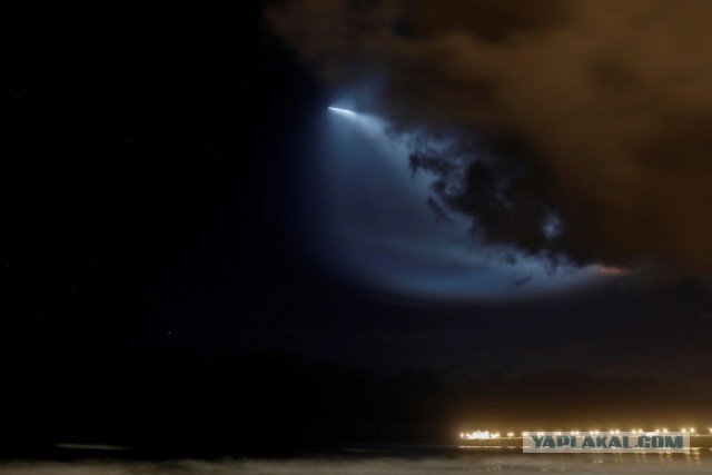 Первая ступень ракеты Falcon 9 впервые успешно вернулась на космодром в Калифорнии после запуска