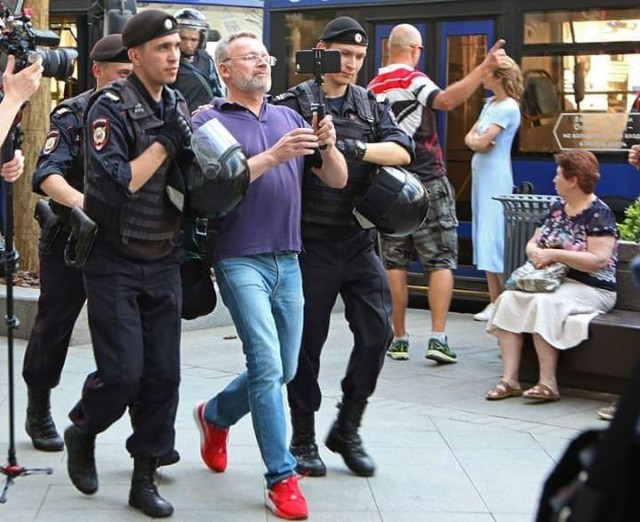 Почти 70% россиян уверены, что жестокие задержания на митингах необходимы
