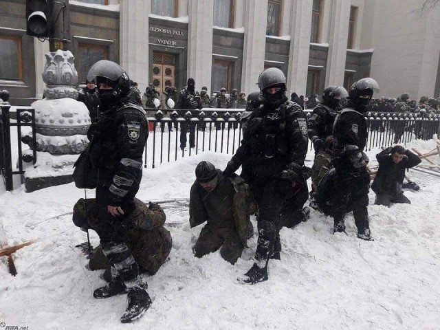 Росгвардия отрицает принадлежность к ней бойца, ударившего девушку в живот 