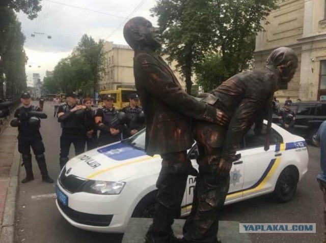 В Киеве поставили памятник сношающимся мужикам